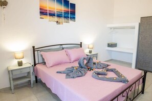 3 bedrooms, iron/ironing board, WiFi, bed sheets