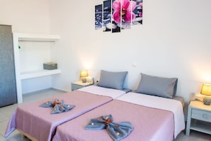 3 bedrooms, iron/ironing board, WiFi, bed sheets