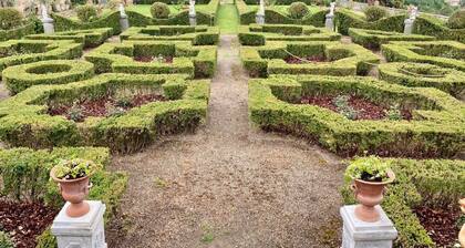 The garden house is located within the grounds of the historic Villa Meleto