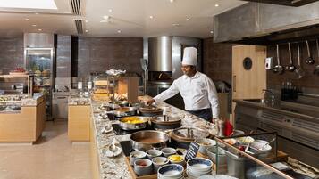 Café da manhã completo todos os dias mediante uma taxa