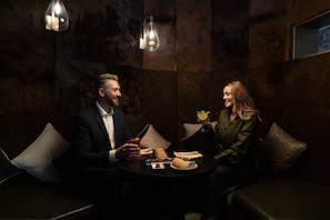 5 restaurants, breakfast, lunch, dinner served; international cuisine