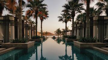 3 piscines extérieures, cabanons gratuits, parasols de plage