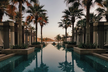 3 piscinas al aire libre, camas de piscina gratis, sombrillas. Jumeirah Muscat Bay