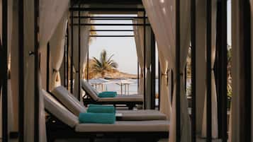 3 piscines extérieures, accès possible de 9 h à 19 h, cabanas gratuites