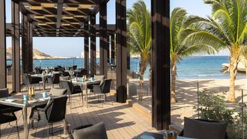 5 restaurants, serveren ontbijt, lunch, diner, internationale gerechten