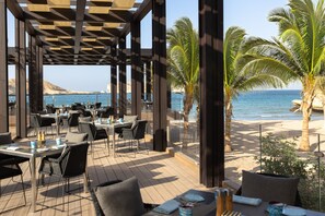 5 restaurants, breakfast, lunch, dinner served; international cuisine - Jumeirah Muscat Bay (Muscat)