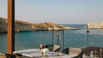 5 restaurants, servant le déjeuner et le dîner; cuisine internationale