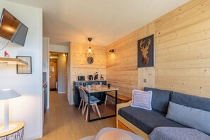 Living area - 300m from resort center, 3rd floor, view mountain, balcony, parking, ski locker, 27m² (Bellentre)