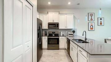 Refrigerador, microondas, horno y parrilla de estufa