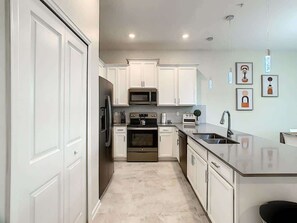 冰箱、微波炉、烤箱、炉灶