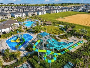 Área residencial com uma grande piscina e toboáguas.