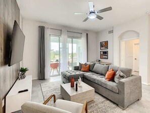 Una televisión, una oficina