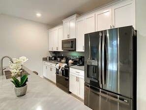 冷蔵庫、電子レンジ、オーブン、コンロ