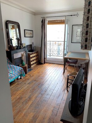 Interior - Stylish Private Suite + Sunny Balcony Paris (Paris)