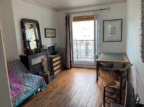 Interior - Stylish Private Suite + Sunny Balcony Paris (Paris)