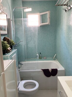 Handtücher, Seife, Toilettenpapier