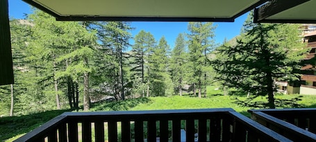 Property grounds. Apartment* Wifi * Spacious * Modern *4/5 Persons