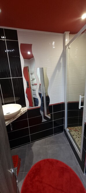 Bathroom - Apartment* Wifi * Spacious * Modern *4/5 Persons (Isola)