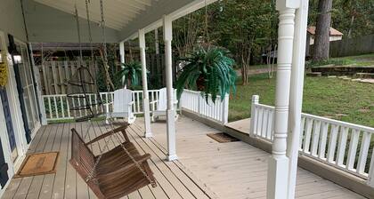 Beach access, Firepits, Paddleboards, 3 miles to Lakepointe