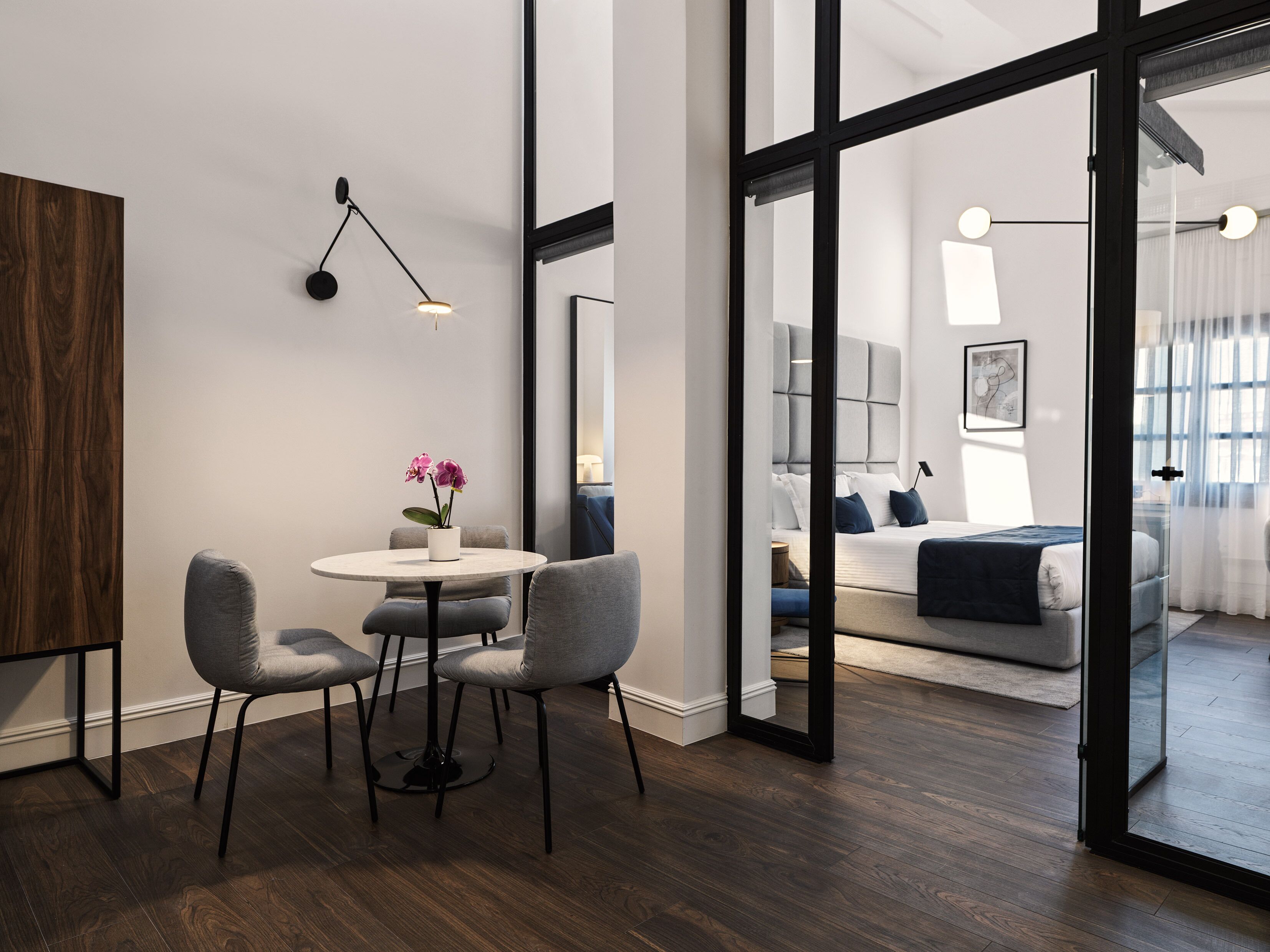 Vanoro Atrium Suite | เครื่องนอนระดับพรีเมียม, เตียงเมมโมรีโฟม, ตู้นิรภัยในห้องพัก, โต๊ะทำงาน