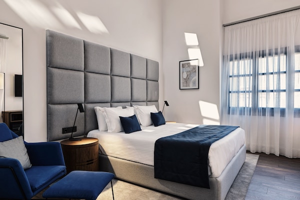 Vanoro Atrium Suite | Premium bedding, memory foam beds, in-room safe, desk