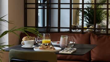 供應早餐、午餐和晚餐,地中海料理,花園景觀