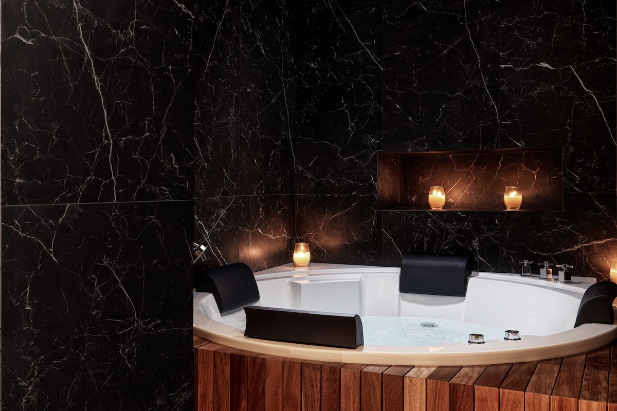 couples treatment room(s), sauna, hot tub, body treatments, aromatherapy