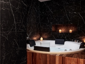 Parihoitohuone(ita), sauna, poreallas, vartalohoitoja, aromaterapiaa
