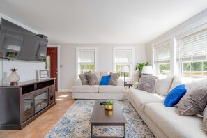 Smart TV, fireplace, table tennis, books - Upscale, Dog friendly, Perfect for Families, Games, Hot tub (Conway)