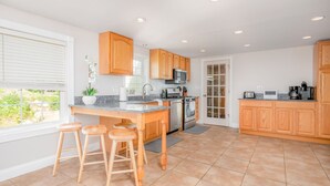 咖啡機/沖茶器、雪櫃、微波爐、焗爐