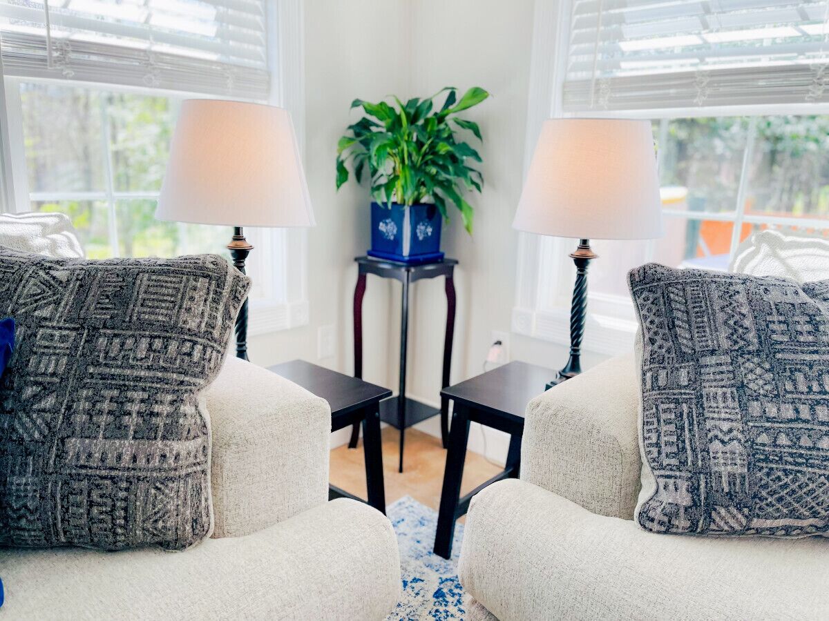 Smart-TV, Kamin, Tischtennisplatte, Bücher