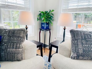 TV connectée, cheminée, table de tennis de table, livres