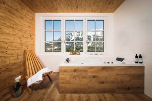 Chalet Signature | Baño | Bañera y ducha independientes y bañera de hidromasaje