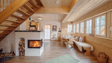 Chalet Grand | Área de sala de estar | Televisión de pantalla plana, tablet y tenis de mesa