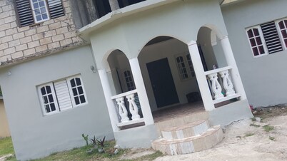 夏日山丘空中民宿家外之家