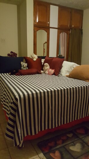 House | 1 bedroom, iron/ironing board, free WiFi, bed sheets - Summer Hill air bnb Home Away From Home (Claremont)