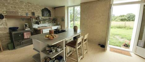 Kjøleskap, ovn, kokeplater og oppvaskmaskin