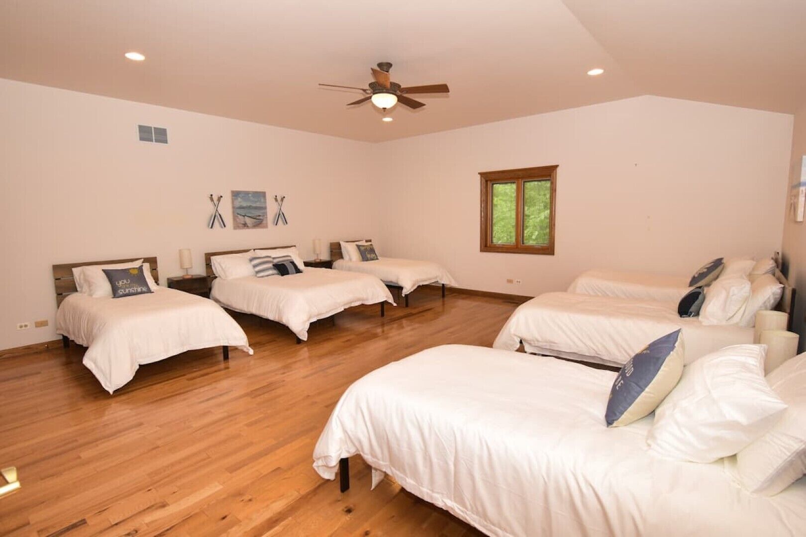 5 camere, una scrivania, ferro/asse da stiro, culla da viaggio