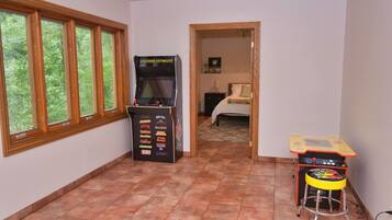 5 Schlafzimmer, Schreibtisch, Bügeleisen/Bügelbrett, Reisekinderbett