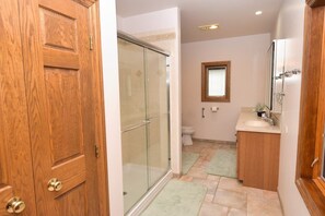 Dusch, hårtork, handdukar och tvål