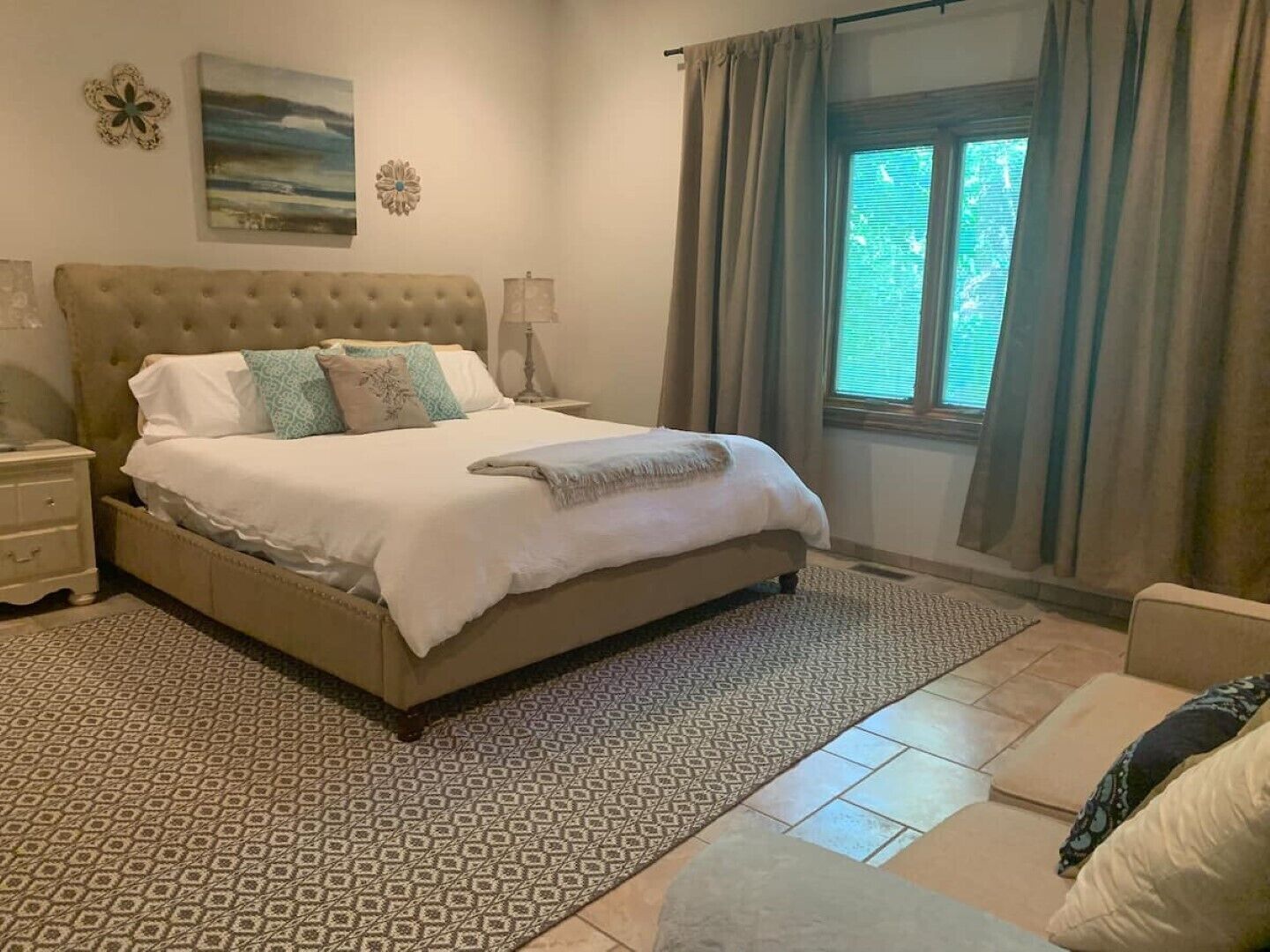 5 habitaciones, escritorio y tabla de planchar con plancha 