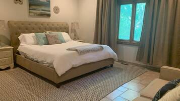 5 soverom, skrivebord, strykejern/-brett og reiseseng for barn