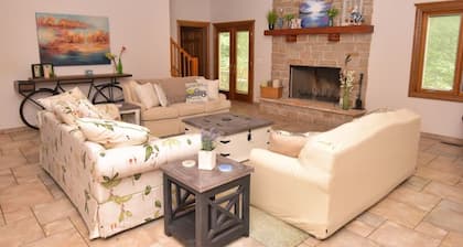 Beautiful, Comfortable River Retreat surrounded by Trees