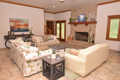 Beautiful, Comfortable River Retreat surrounded by Trees 