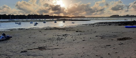 Una spiaggia nelle vicinanze