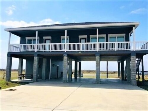 Beautiful View! 3 Bedroom, 2 Bath. Off Water Home. Close to Public Fishing Pier.