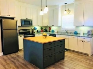 Fridge, microwave, stovetop, dishwasher