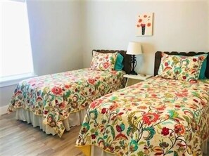 3 bedrooms, internet, bed sheets, wheelchair access - Beautiful View! 3 Bedroom, 2 Bath. Off Water Home. Close to Public Fishing Pier. (Unknown)