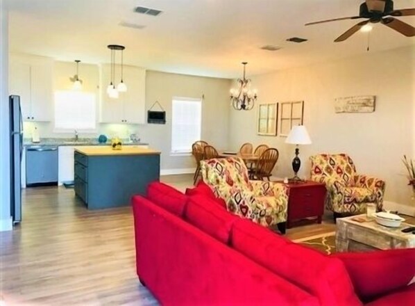 TV - Beautiful View! 3 Bedroom, 2 Bath. Off Water Home. Close to Public Fishing Pier. (Unknown)