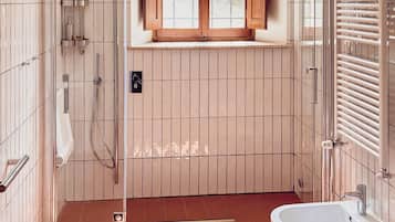 Dusche, umweltfreundliche Kosmetikartikel, Haartrockner, Bidet
